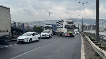 Kocaeli'de tırın bariyere çarpması otoyolun Ankara istikametini kapattı
