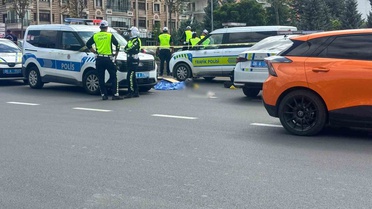 Ankara Çankaya'da yolun karşısına geçen 67 yaşındaki kişiye otomobil çarptı