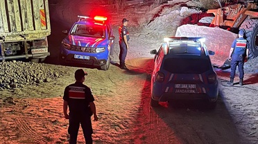 Antalya Manavgat'ta izinsiz kum alan 3 kişi gözaltına alındı, araçlara el konuldu