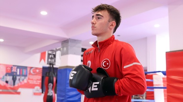 Antrenörsüz çalışan milli muaythai sporcusu Yıldız altın madalya peşinde