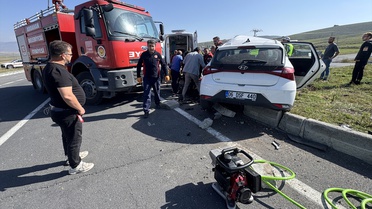 Ardahan'da pikap ile otomobil çarpıştı, otomobilde sıkışan yaralılar kurtarıldı