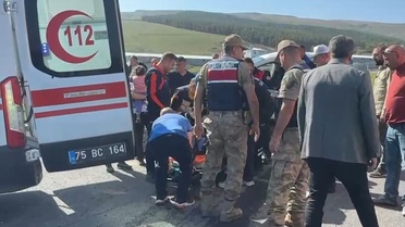 Ardahan-Göle karayolunda otomobil ile pikap çarpıştı, 3 kişi yaralandı