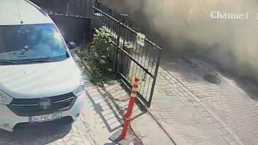 Avcılar'da kontrolsüz yıkılan binanın molozları mobilya mağazasının duvarını yıktı