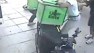 Bakırköy'de motokuryeye yumruklu saldırı kamerada, saldırgan hakkında şikayetçi oldu