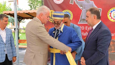 Bayburt'ta Ahilik Haftası'nda 80 yaşındaki hırdavatçı Metin Özyurt yılın ahisi seçildi