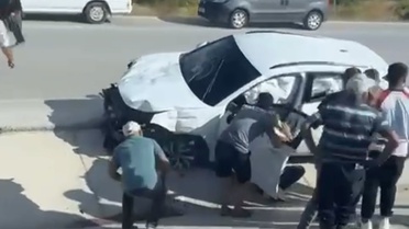 Karamanlı-Burdur yolunda otomobil refüjdeki levhalara çarptı, sürücü hafif yaralandı