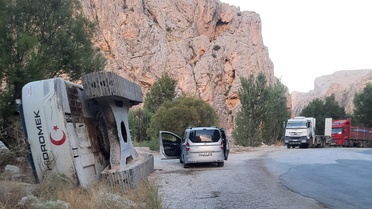 Darende Hisarkale'de iş makinesi yan yattı, kazada maddi hasar oluştu