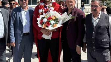 Dünya şampiyonu Furkan Bilici, Van'da davul zurna ve çiçeklerle karşılandı