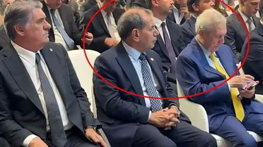 Dursun Özbek, gözünü Aziz Yıldırım'ın telefonundan ayırmadı