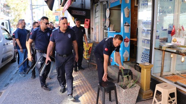 Edremit'te zabıta, kaldırımdaki tezgah ve tabelaları yaya geçişi için kaldırdı