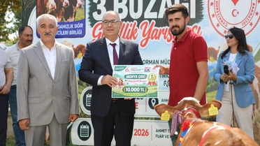 Elazığ fuarında buzağı güzellik yarışmasında dereceye girenlere ödülleri verildi