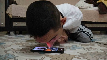 Malatya'da yüzde 95 engelli Osman Yıldırım, telefonu burnuyla kullanıp faturalarını ödüyor
