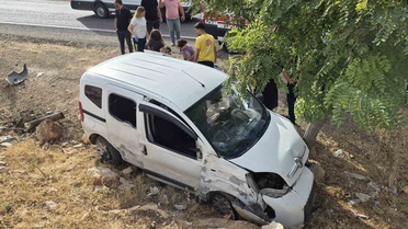 Gaziantep Yavuzeli'de kontrolden çıkan araç ağaca çarptı, 2 kişi yaralandı
