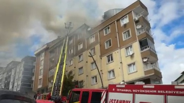 Gaziosmanpaşa'da 4 katlı binanın çatısındaki yangın itfaiye tarafından söndürüldü