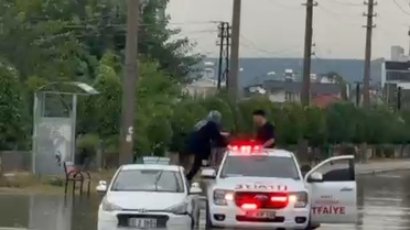 Hatay Dörtyol'da sağanak hayatı felç etti, araçta mahsur kalanları itfaiye kurtardı