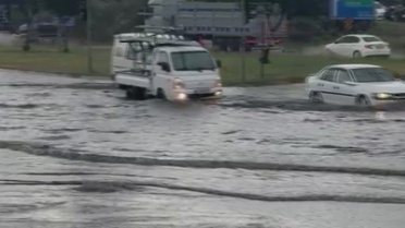 Hatay'da sağanak nedeniyle Dörtyol ve Payas'ta yollar göle döndü