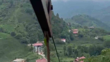 Rize Çayeli'de çay üreticisi ilkel teleferikle bahçesine çıktı