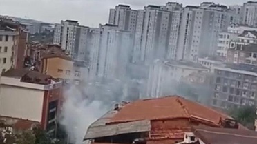 Kağıthane Seyrantepe'de elektrik direği patladı, çıkan yangın söndürüldü