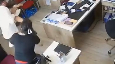 Bornova'da muhtar, boğazına şeker kaçan 3 yaşındaki çocuğu kurtardı