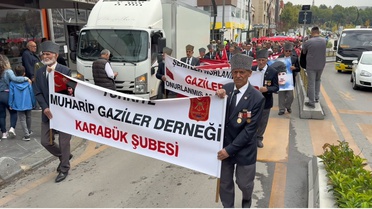 Karabük'te Gaziler Günü yürüyüşü PTT önünden Balık Pazarı'na ulaştı