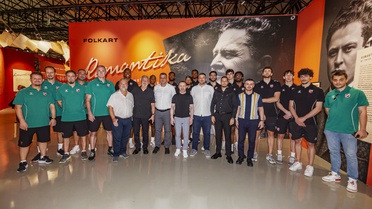 Karşıyaka basketbol takımı Mesut Sancak'ın davetiyle Nazım Hikmet sergisini gezdi