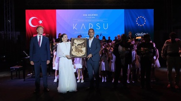 Karsu, memleketi Hatay'ın Defne ilçesinde dayanışma konserinde sahne aldı