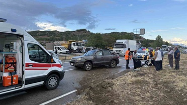 Kastamonu Tosya'da kaygan yolda refüje çarpan otomobilde 3 kişi yaralandı
