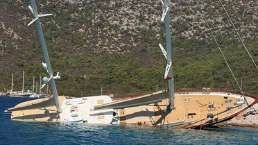 Bodrum'da 36 metrelik gulet kayalıklara vurup yan yattı, 11 kişi kurtarıldı