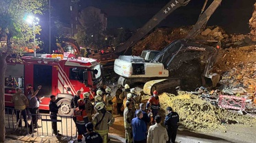 Küçükçekmece'de bina çöktü! Yoldan geçen 3 kişi yaralandı