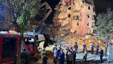 Küçükçekmece'de kentsel dönüşümdeki blok kendiliğinden çöktü, 2 kişi yaralandı