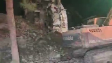 Küçükçekmece'de yıkımı süren binada çökme, 2 kişi yaralandı, 2 kişi aranıyor