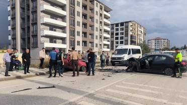 Malatya'da iki otomobil çarpıştı, 2 kişi yaralandı