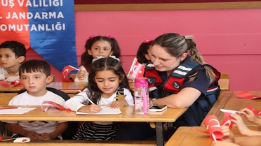 Muş'ta jandarma ekipleri öğrecilerle bir araya geldi