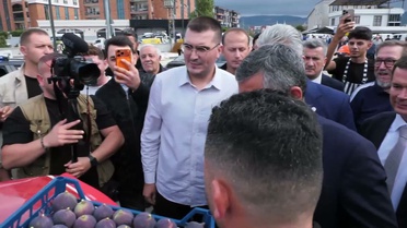 Çiftçi, Özgür Özel’i köy girişinde durdurdu: 100 lira artık 1 litre mazot alıyor
