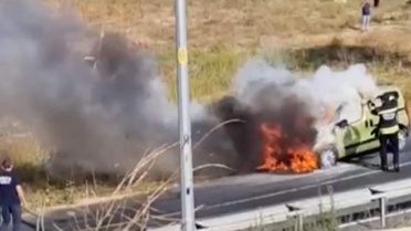 Tekirdağ Süleymanpaşa'da seyir halindeki hafif ticari araç alev alarak yandı