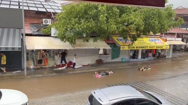Fethiye'yi sağanak vurdu! Caddede biriken suda deniz simidiyle yüzdüler
