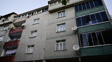 Sultangazi'de çatlak tespit edilen iki apartman tedbiren mühürlendi
