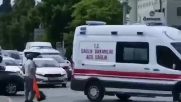 Antalya'da temizlik işçisi trafiği durdurup ambulansa yol açtı