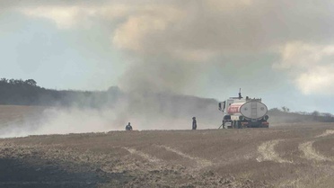 Tekirdağ Muratlı'da anız yangını rüzgarla yayıldı, ekipler söndürmeye çalışıyor