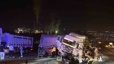 Muğla Yatağan'da tır bariyerleri aştı, karşı şeritte 2 kişi yaralandı