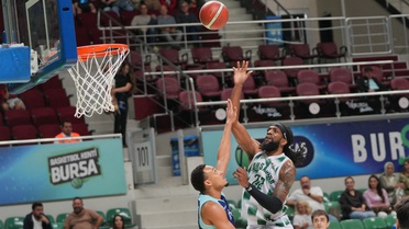 Cevat Soydaş Turnuvası'nda TOFAŞ, Bursaspor Basketbol'u 94-80 yenip finale çıktı