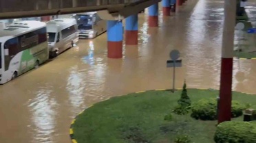 Trabzon'da şiddetli yağış yolları göle çevirdi, havalimanı otoparkı su altında kaldı