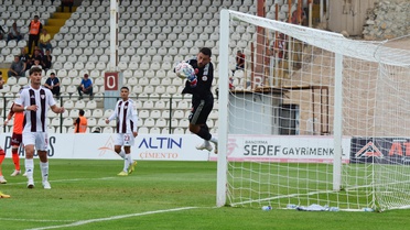 Bandırmaspor, sahasında Ümraniyespor'a 88'de Cebio Soukou'nun golüyle 1-0 yenildi