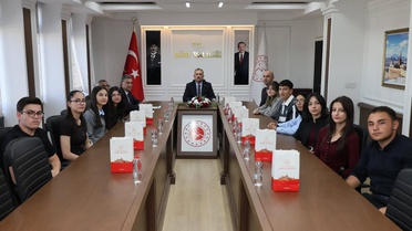 Ağrı Valisi Bozkurt, YKS'de ilk 10 bine giren öğrencileri kabul etti