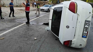 Van Edremit'te iki otomobil çarpıştı, 4 kişi yaralandı