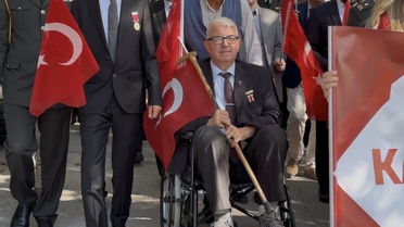 Yürüyüşe tekerlekli sandalyesiyle katılan gazi herkese örnek oldu