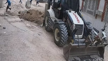 Adıyaman'da altyapı çalışmasında doğalgaz borusu patladı, işçiler panikle kaçtı