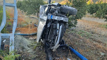 Adıyaman Gölbaşı'da otomobil meyve bahçesine yuvarlandı, sürücüyle 4 kişi yaralandı