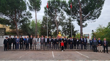 Amasya Suluova'da Kaymakam Gürçam ve Başkan Uzun Gaziler Günü'nde çelenk sundu