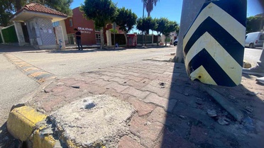 Antalya Aksu'da iki araç çarpıştı, okul bahçesine araç girdi, can kaybı olmadı